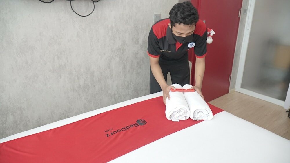 Фото RedDoorz Plus @ Bitung City Center