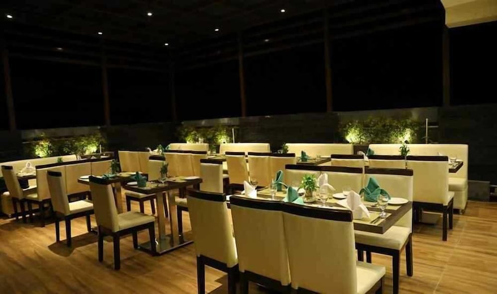 Фото Iroomz Hotel Sr Grand