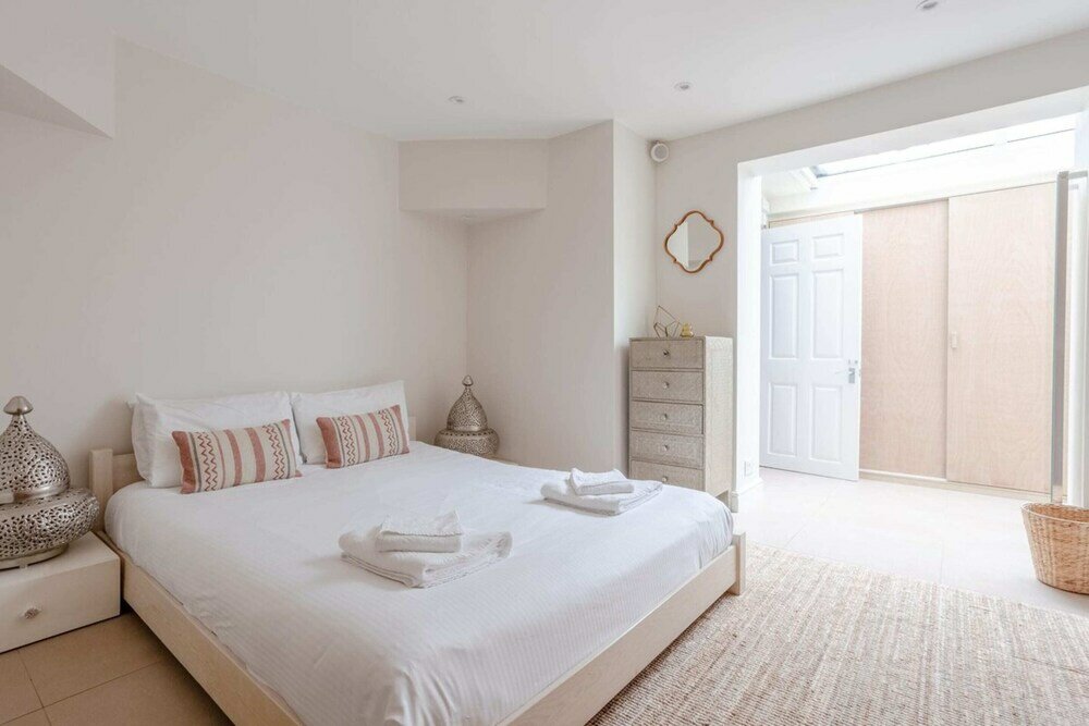 Фото Charmingly Unique and Recently Refurbished Watchman's Lodge in Camden Town