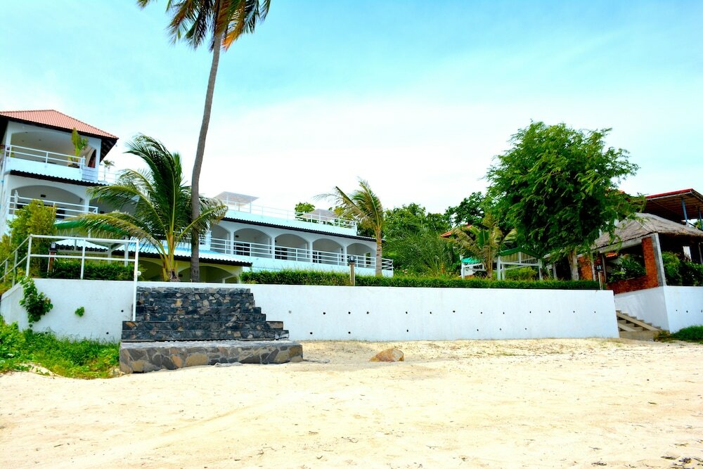 Фото Baan Jai Dee Beach Front Hotel
