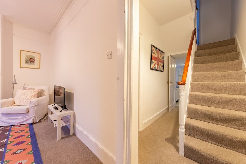 Фото Spacious 3 Bedroom House With Garden - Hammersmith