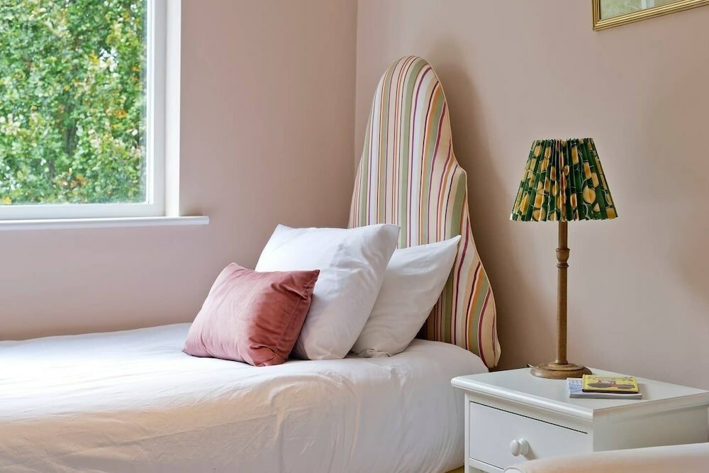 Фото Spacious & Tasteful 4-bed House in Holland Park