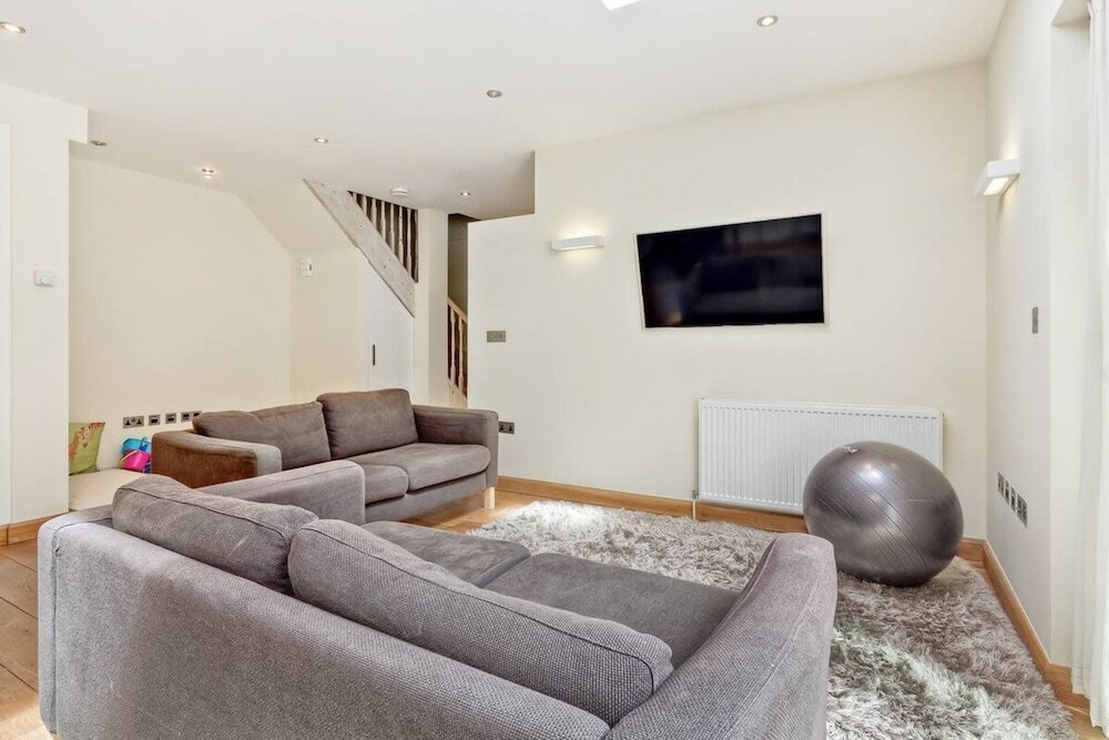 Фото Stylish and Bright 3 Bedroom Duplex in North London
