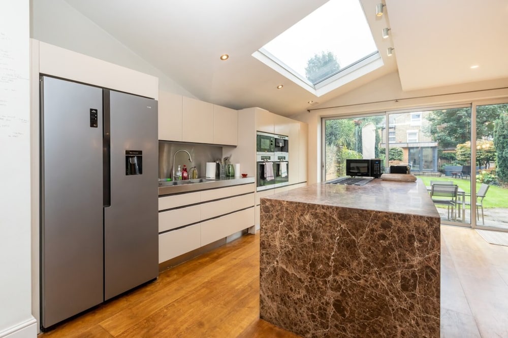 Фото Incredible 5 Bedroom House W/private Garden -wandsworth!