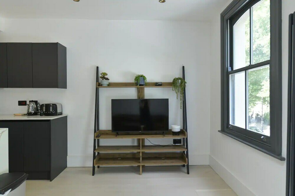 Фото Contemporary 2 Bedroom Apartment on Columbia Road