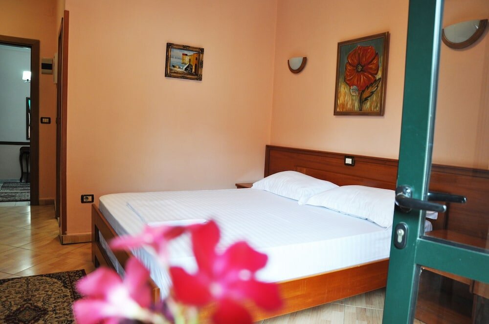 Фото Hotel Lugano Tirana