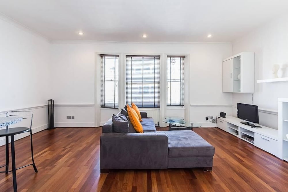 Фото Bright stylish Nott Hill apart sleeps 6