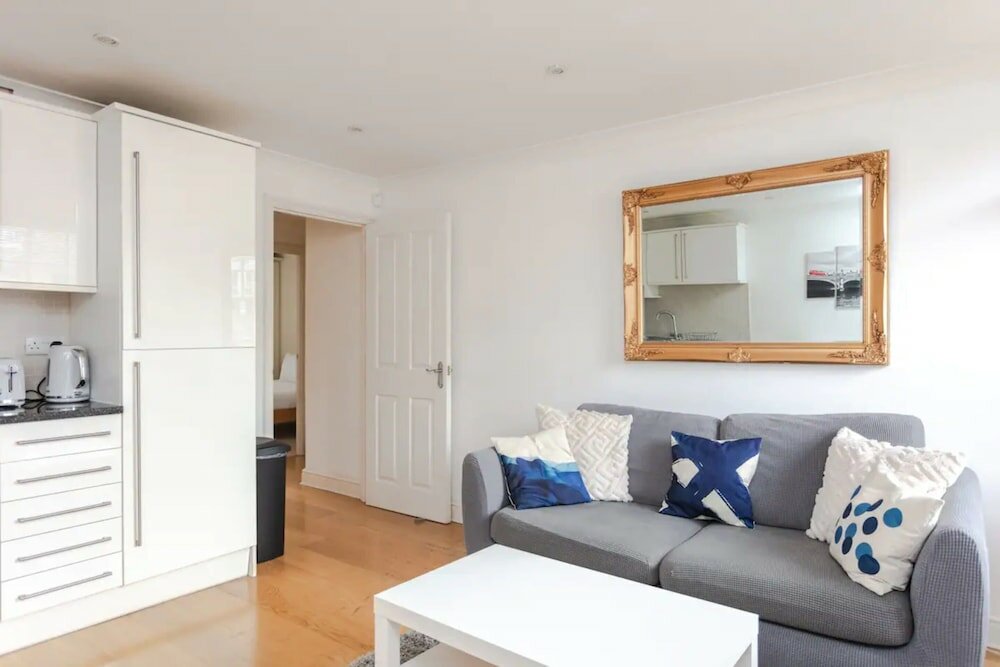 Фото Homely 2 Bedroom Flat Near Embankment Station