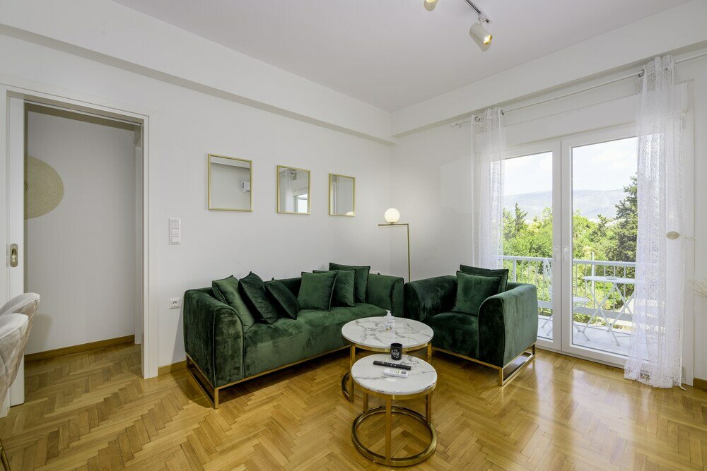 Фото Lush Emerald apt in the heart of Athens