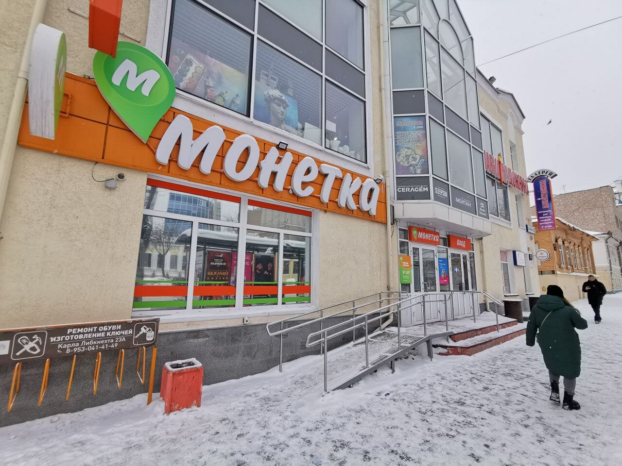 Порно күйеуі әйелінің екі аяғының арасын сорып алады