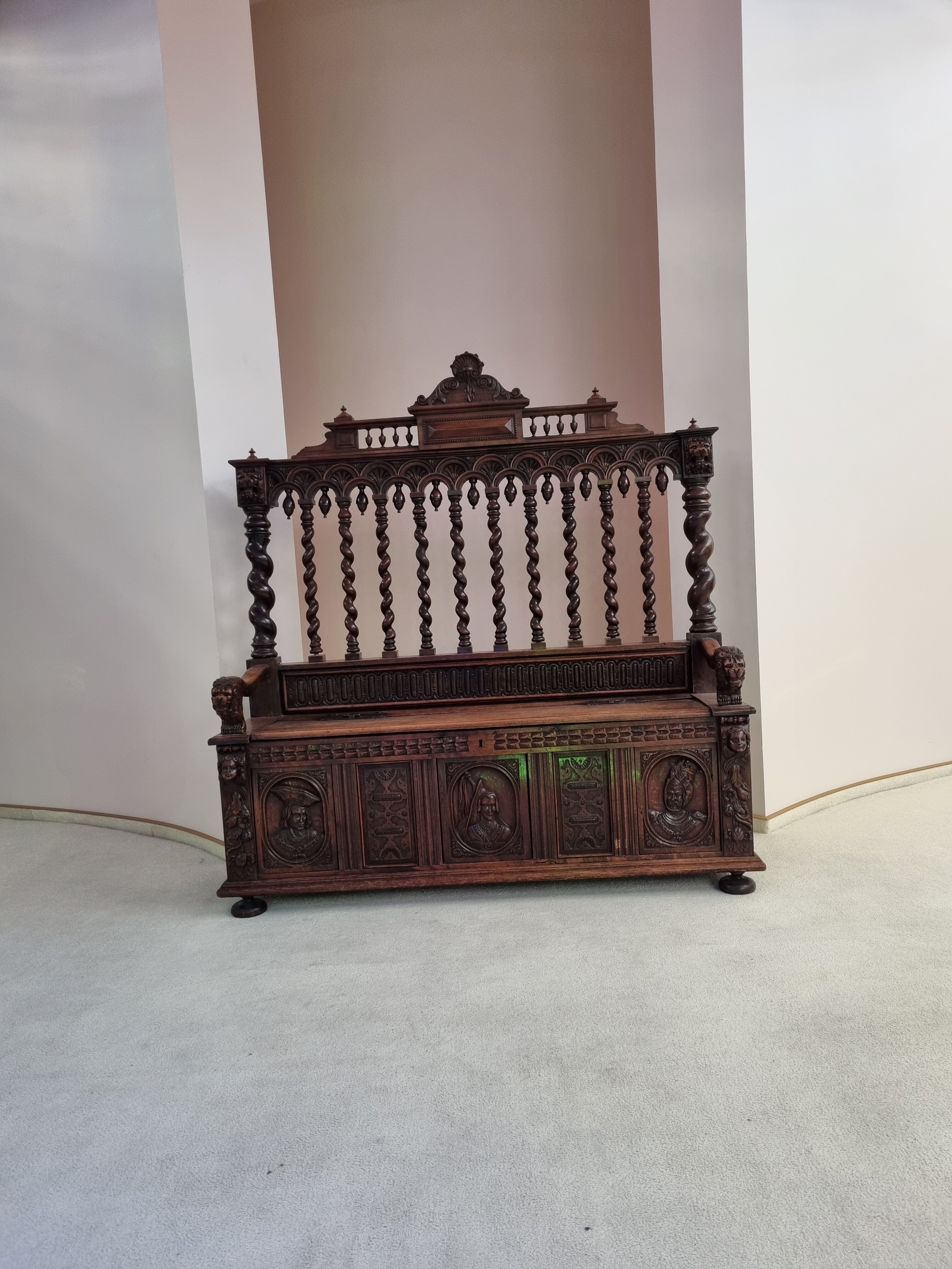 Фото Золотой дельфин