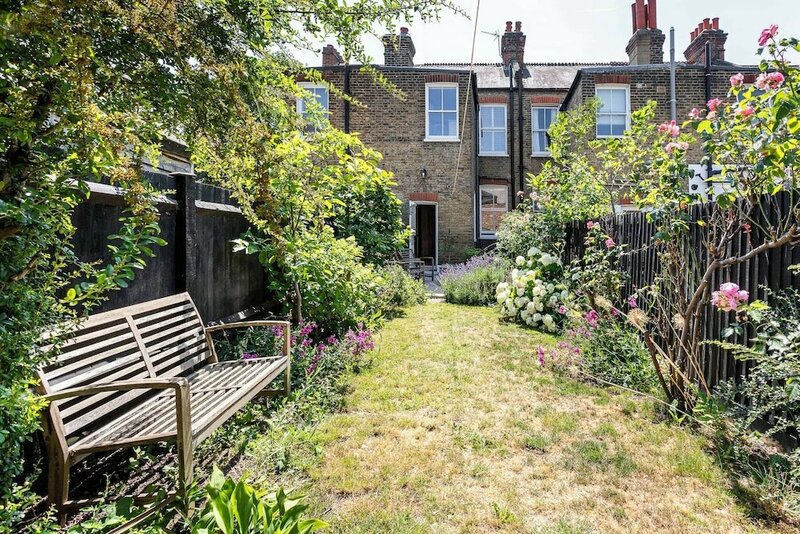 Гостиница Tooting's Charming Victorian Garden Hideaway в Лондоне