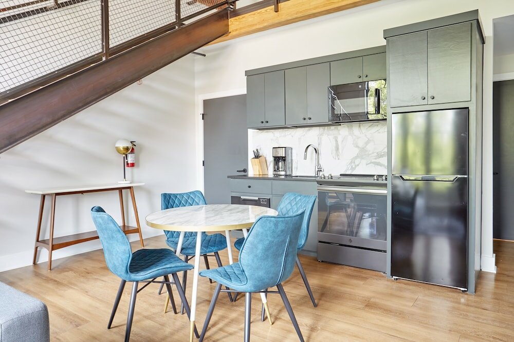 Фото Sonder Antiques Warehouse