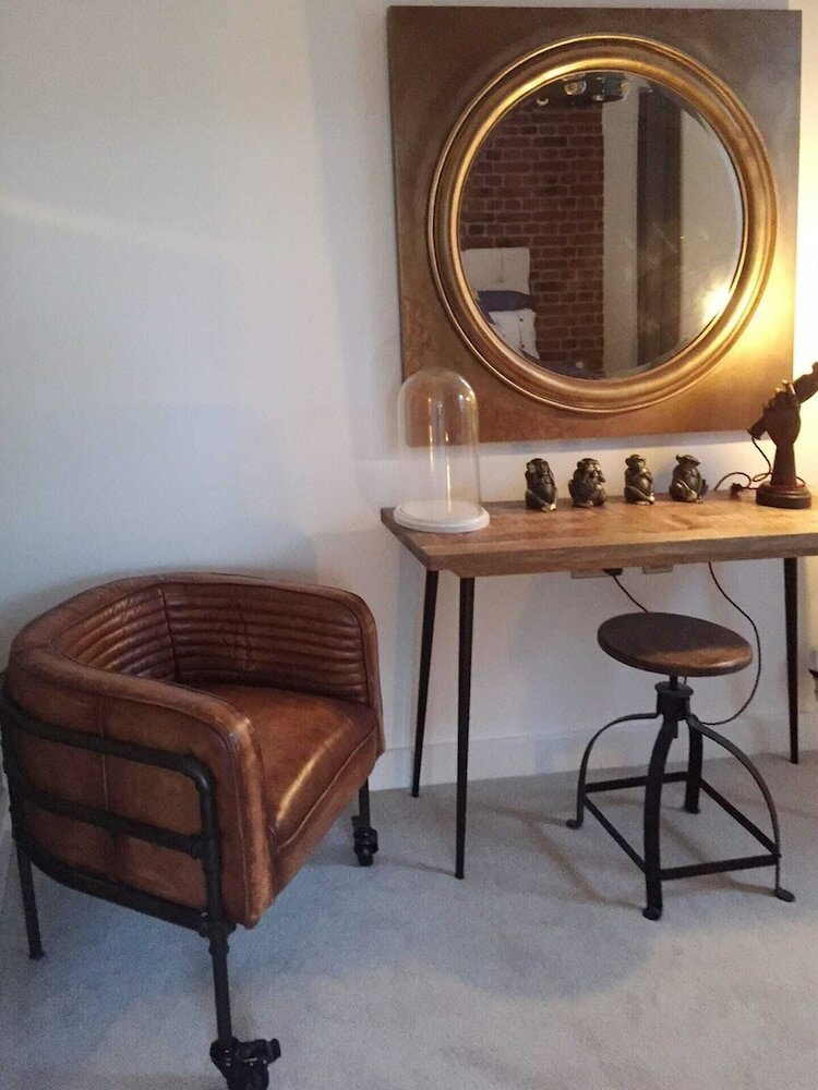 Фото Spacious 1 Bedroom Split Level Old Pub Conversion Tower Bridge