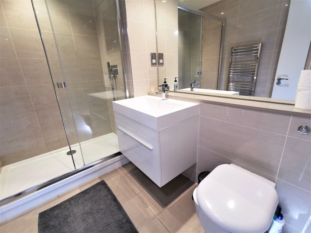 Фото Spacious Double Room with en-suite - 2b