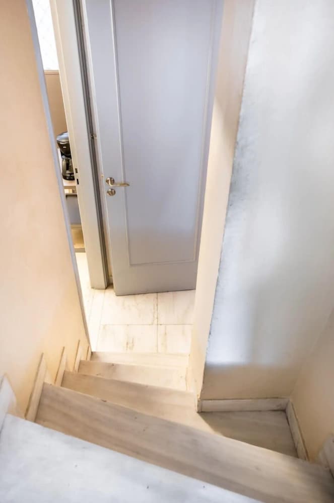 Фото Neoclassical Athenian 2-bed Apt Balcony