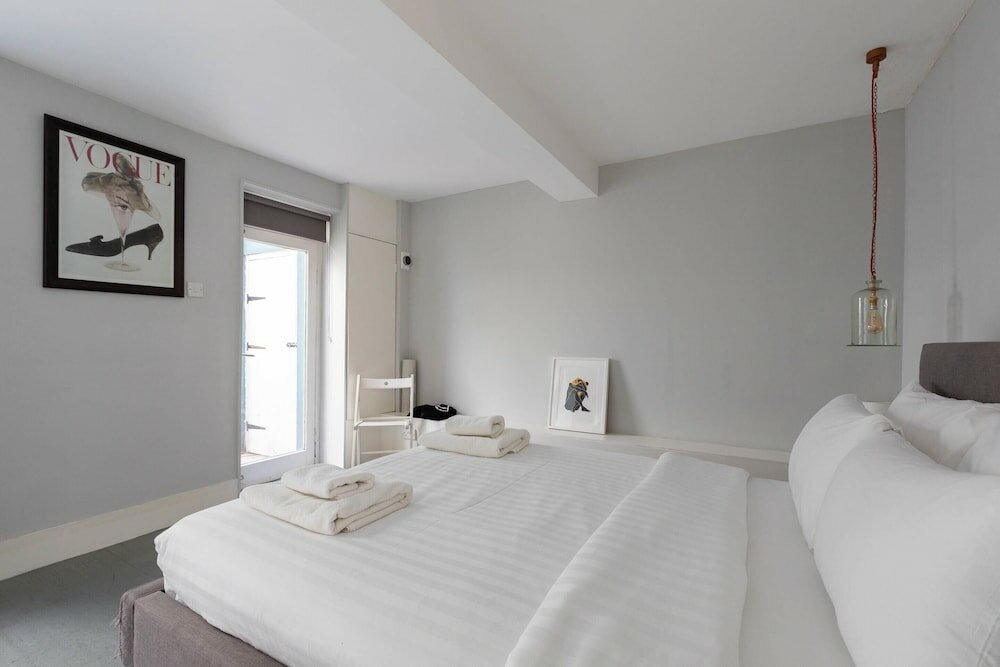 Фото Stylish 2 Bedroom Converted Victorian Storefront