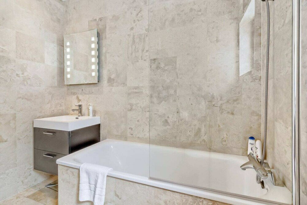 Фото Stylish and Bright 3 Bedroom Duplex in North London