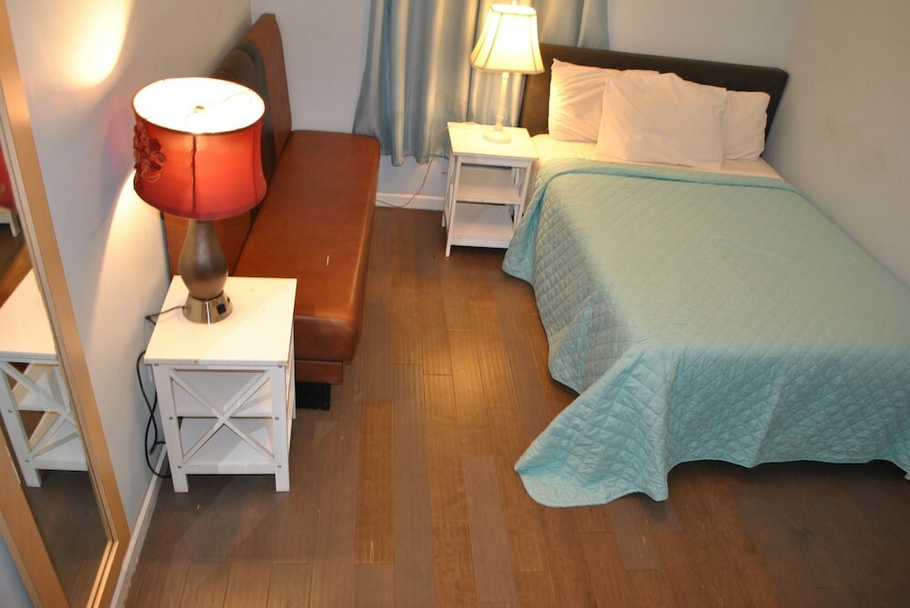 Фото L 3 Downtown Newark Guesthouse