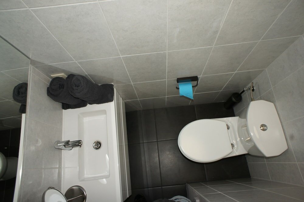 Фото J and R Brussels City Apartment