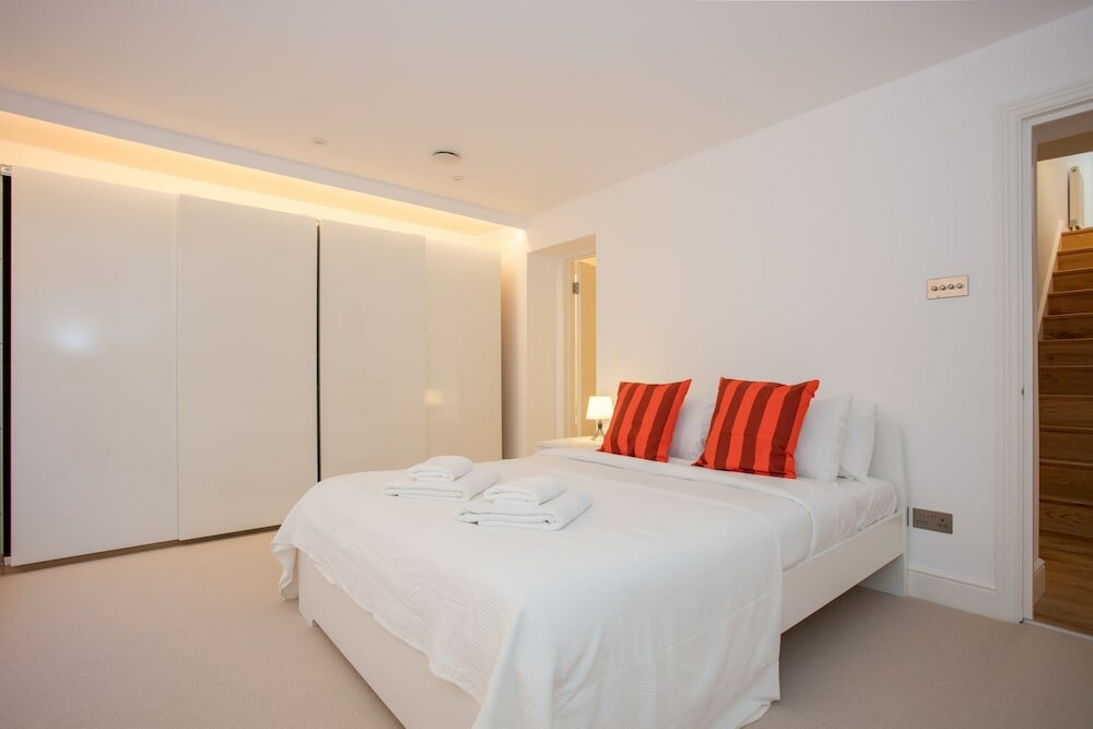Фото Newly Refurbished Modern 3 Bedroom Apartment in Affluent Fulham