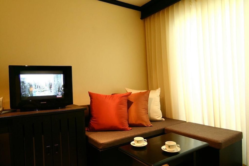 Фото Rattana Karon Beach Hotel