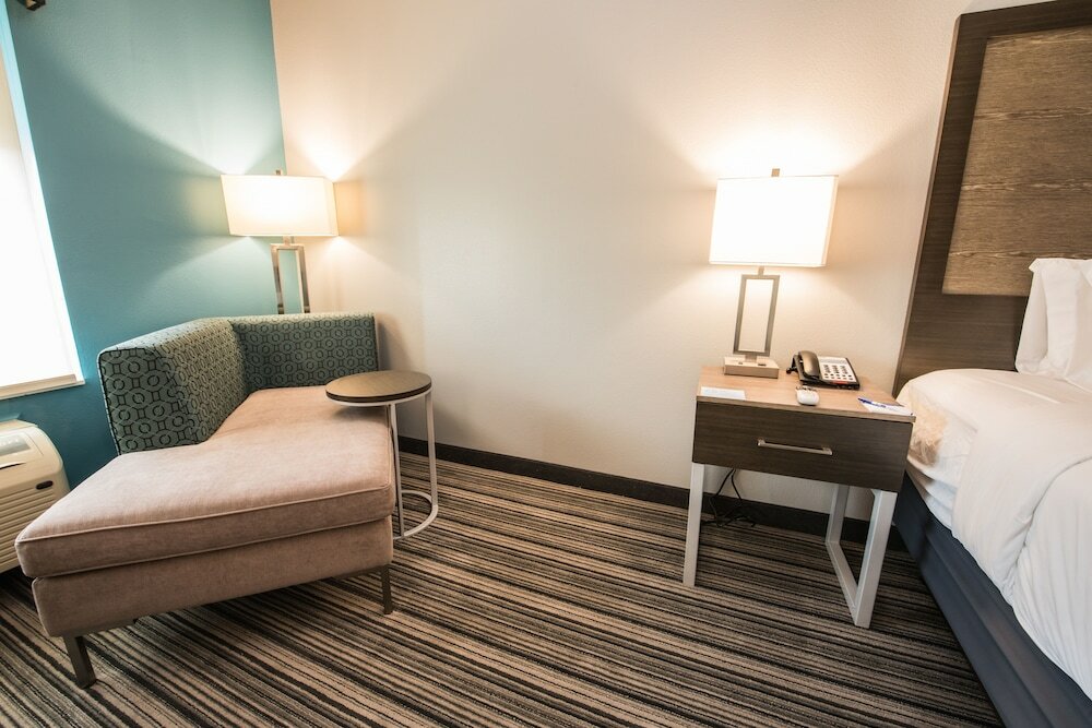 Фото Holiday Inn Express & Suites Houston - Hobby Airport Area, an Ihg Hotel