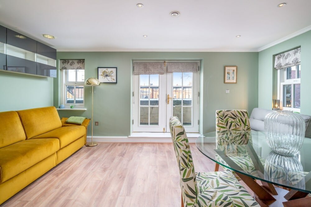 Фото Modern 1 Bedroom Barons Court Flat Lift and Balcony