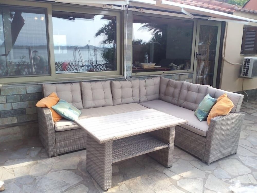 Фото Beachfront house with amazing sea view