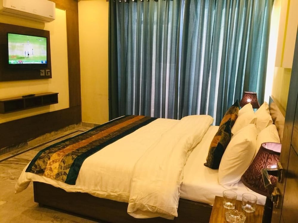 Фото Hotel Holiday