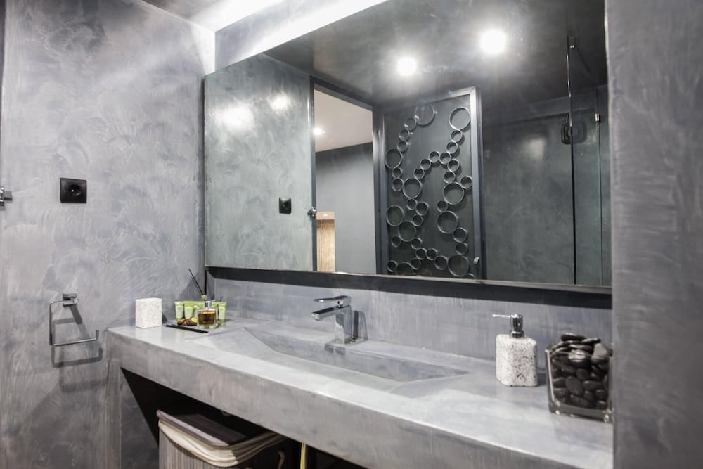 Фото Modern Industrial Apt In Neos Kosmos