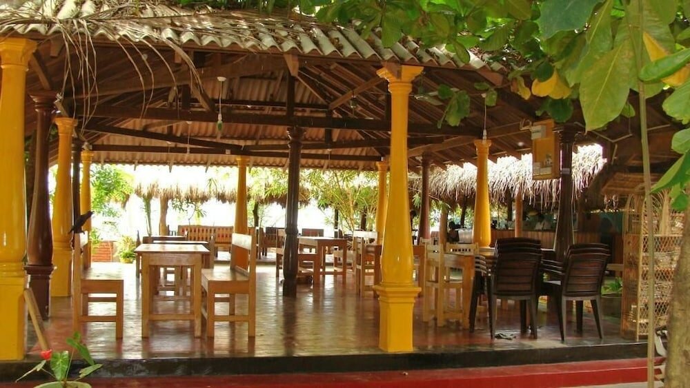 Фото Rupa's Hotel Arugambay