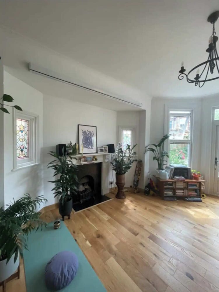 Фото Modern Farmhouse-style 1bd Flat - Wood Green!