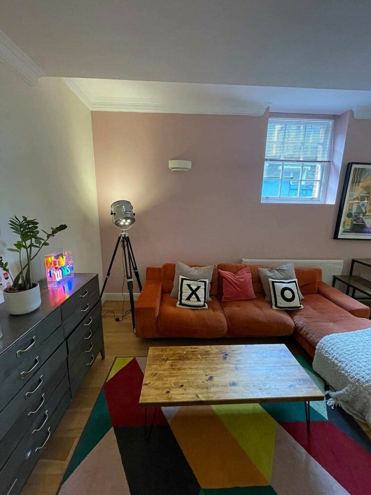 Фото Chic Victorian Flat in Private Estate - Mile End!