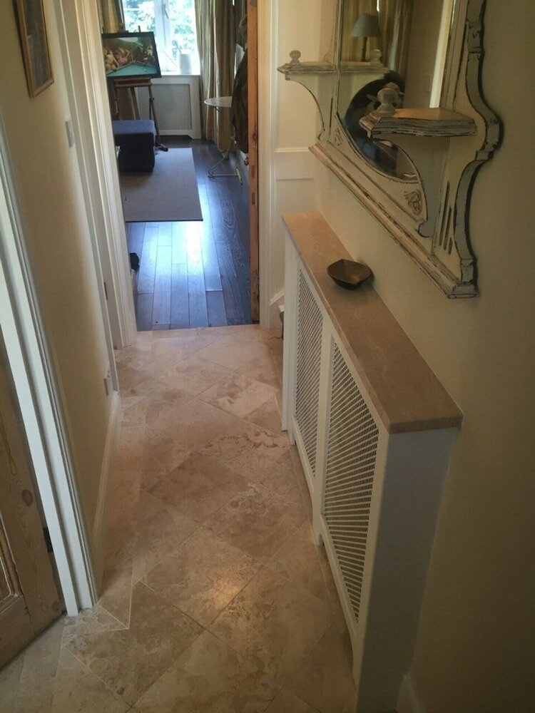 Фото Lovely 2 Bedroom on the Corner of Portobello Road