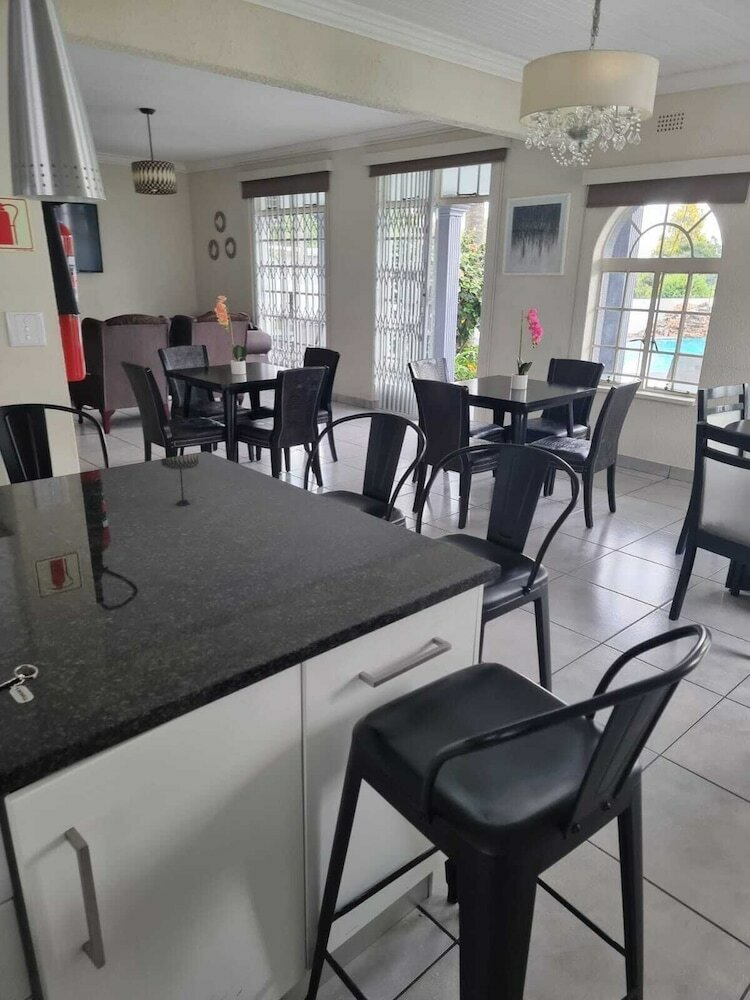 Фото Alicats Place Executive Lodge & Conference