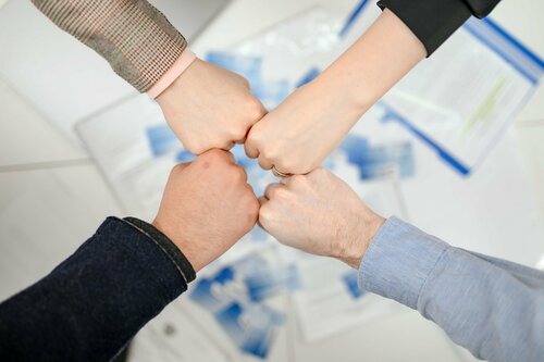 Транссексуал сәкеде отырғанда конча алады.