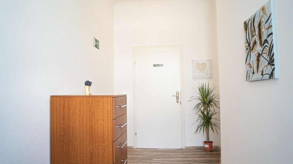 Фото Shared Modern Apartment Schönbrunn - Budget Chic Room