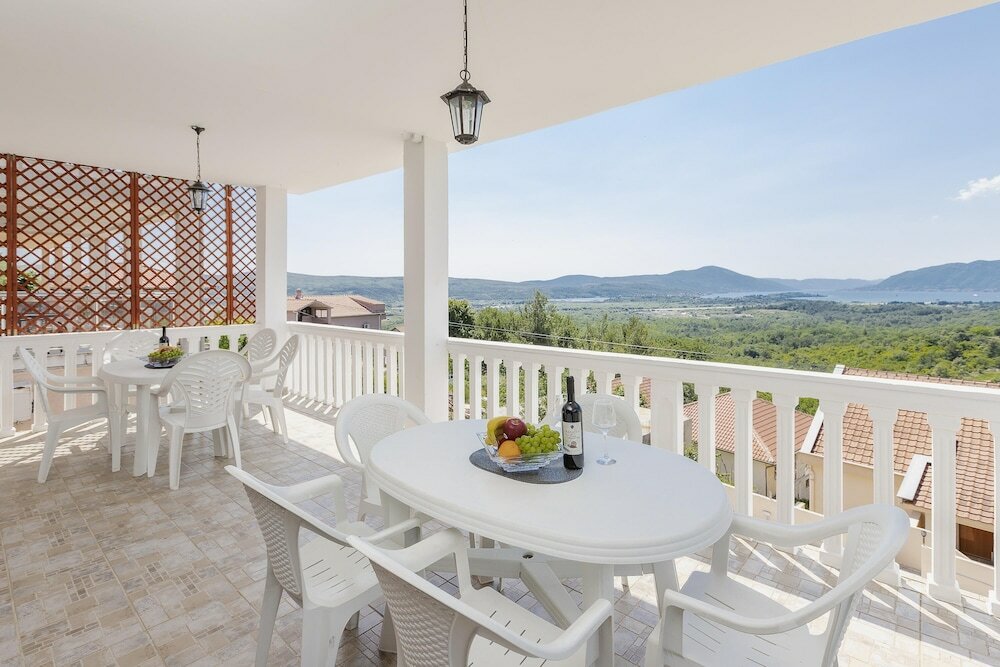 Фото Crystal Sky Apartments