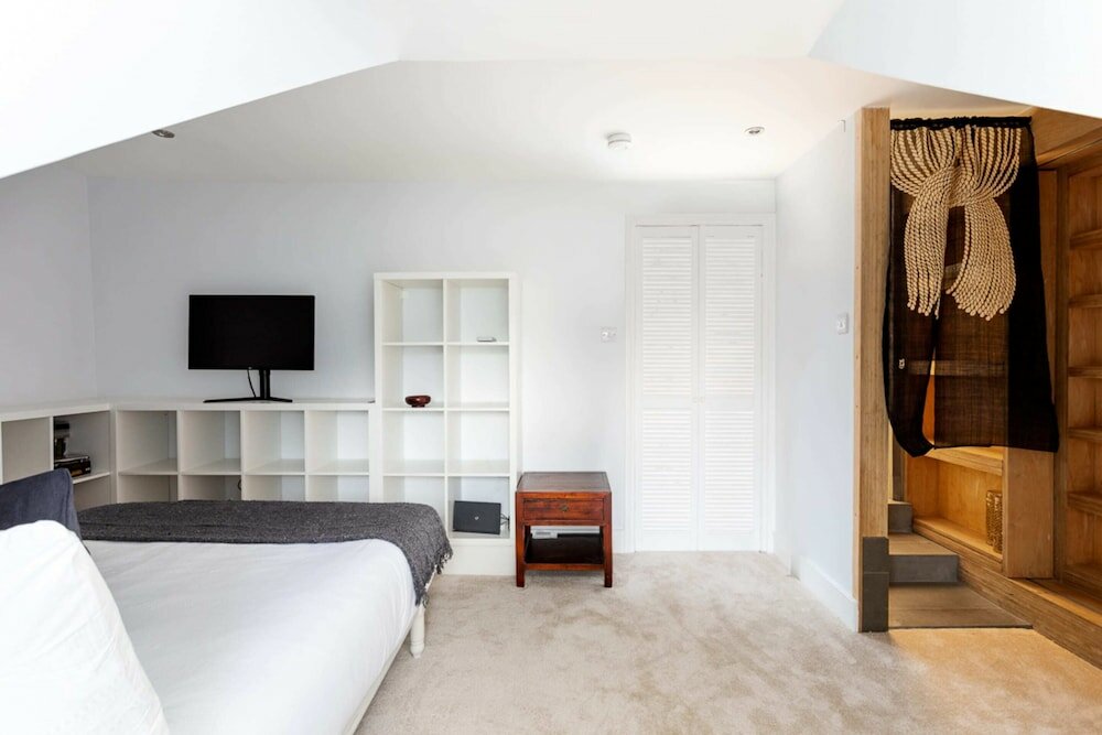 Фото Bright Maida Vale Apartment