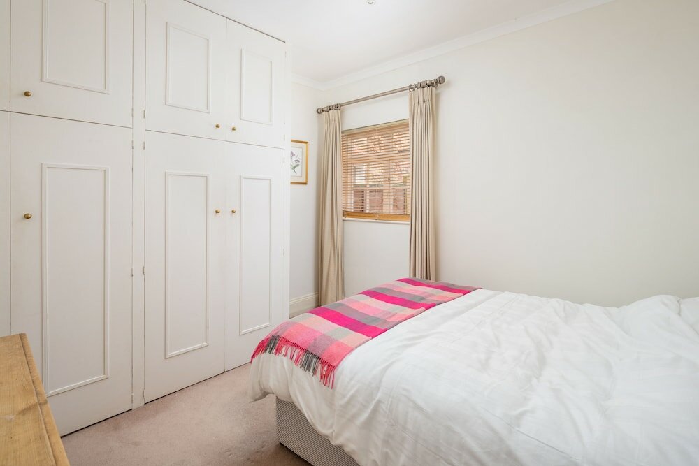 Фото Altido Homely 2 Bed Riverside Flat with Patio in Hammersmith