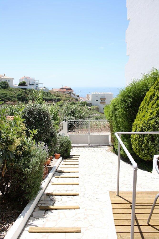 Фото Ericeira Chill Hill Hostel & Private Rooms - Peach Garden