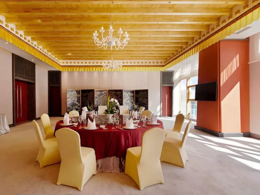 Фото Evergrande Hotel Nyingchi