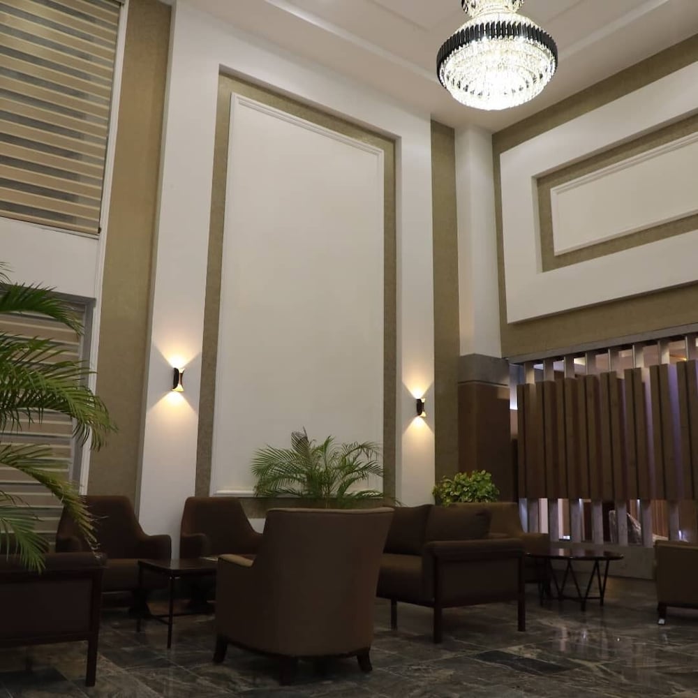 Фото Elegant Hotel & Suites by City Green