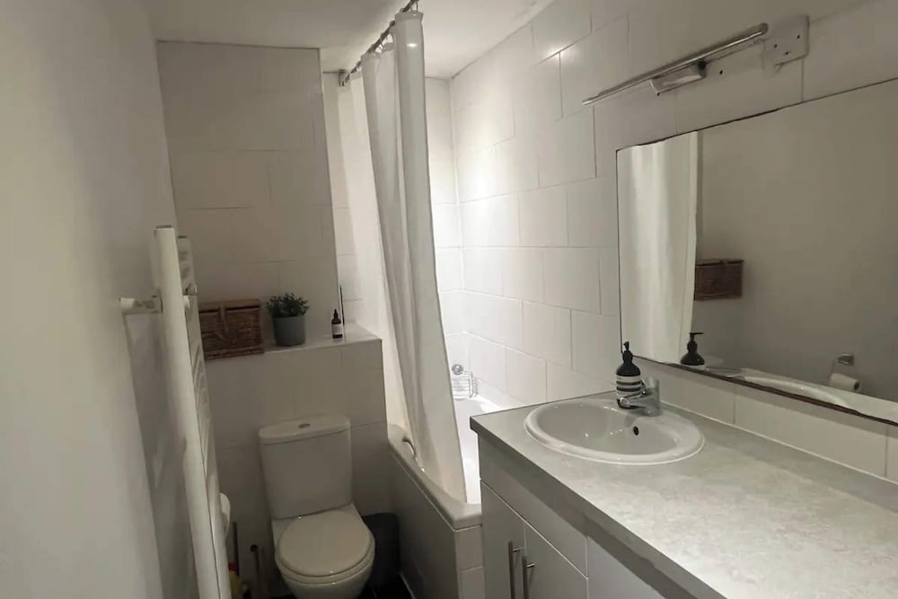 Фото Beautiful 1bd Flat With Garden - Kentish Town