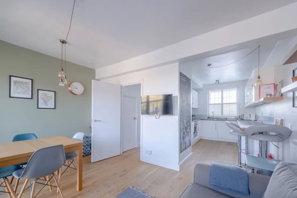 Фото Spacious 2 Bedroom Flat in Clapham With Balcony