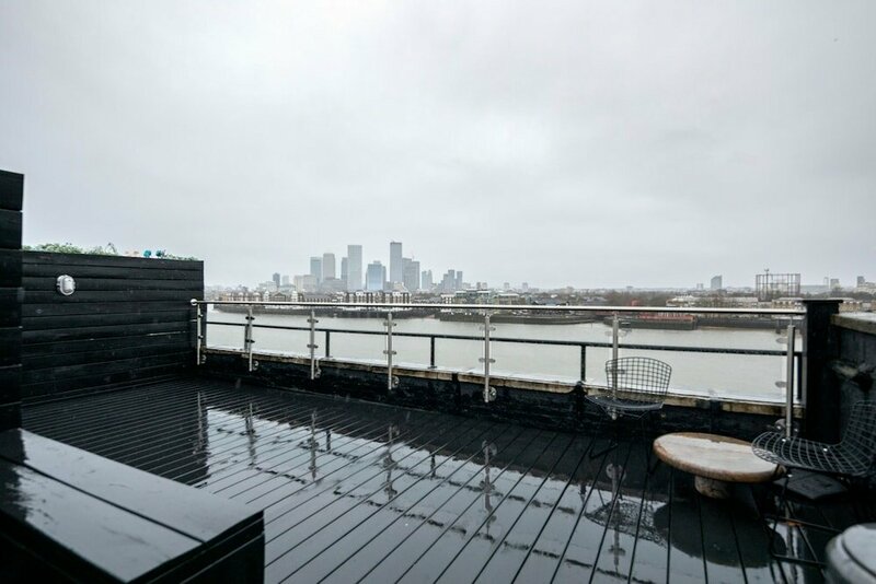 Гостиница Skyline Water Front Penthouse Apartment в Лондоне