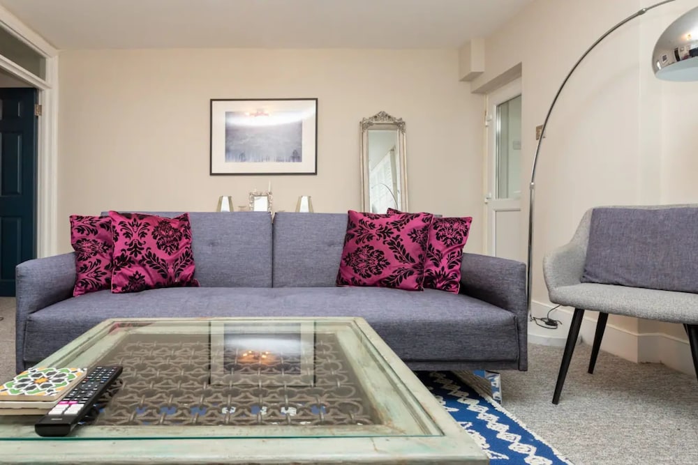 Фото Spacious 1 Bedroom Garden Flat Near King's Road