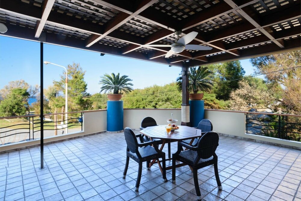 Фото Xenios Dias Apartments