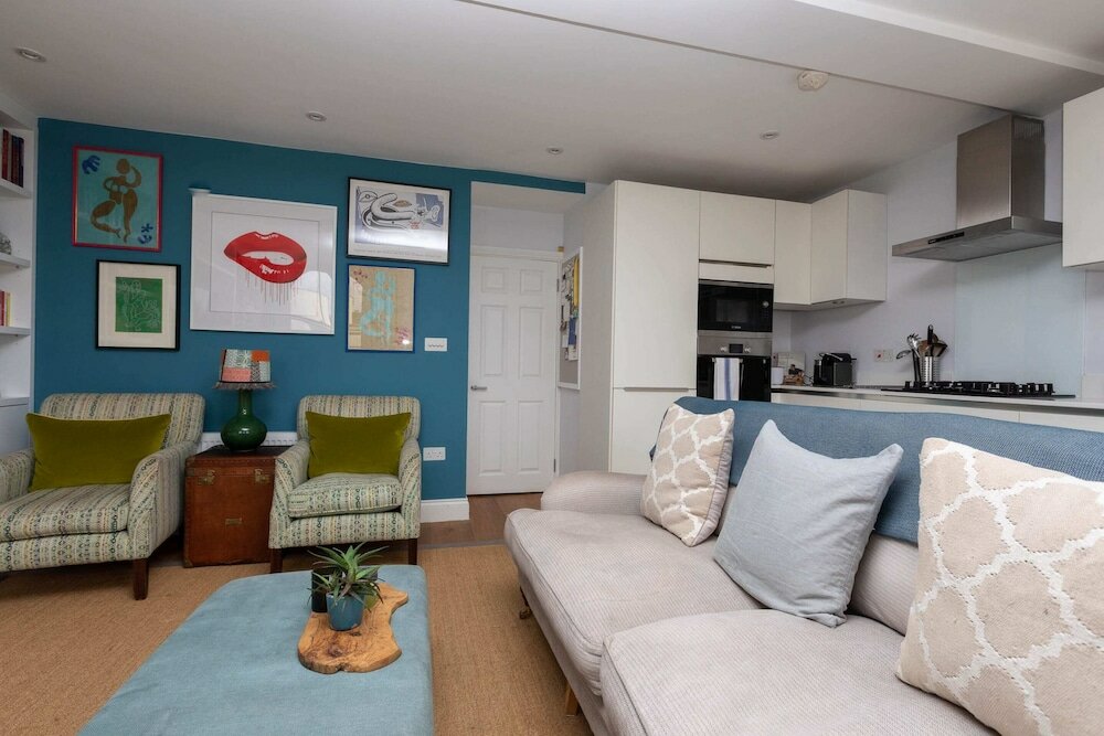 Фото Spacious 3 Bedroom in Notting Hill With Balcony